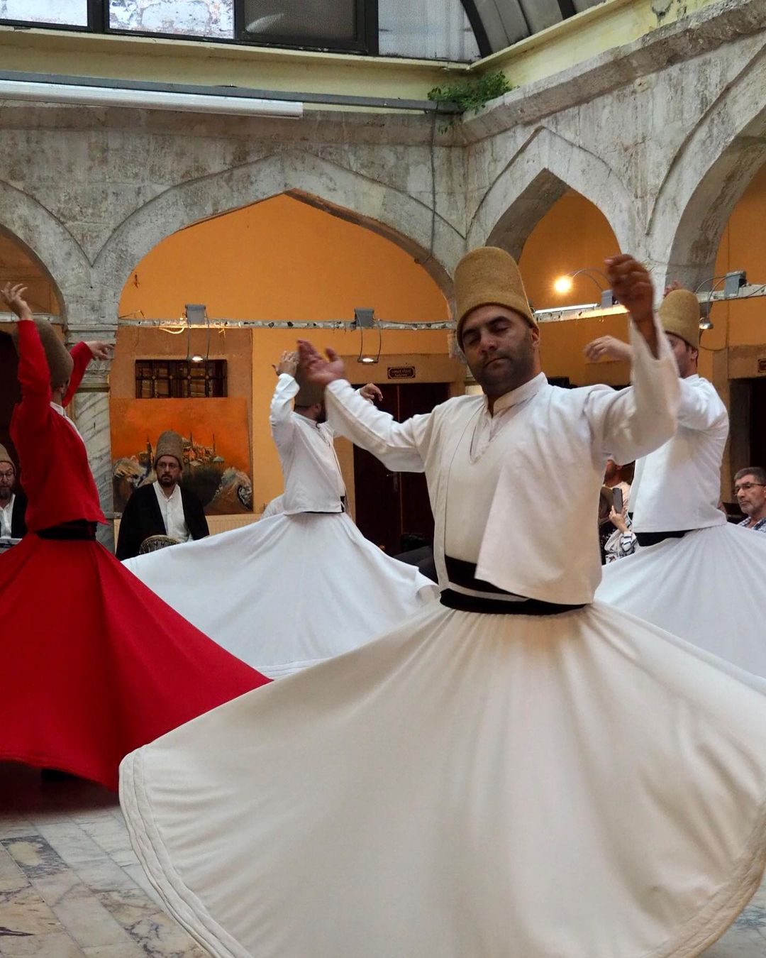 Tańczący Derwisze w Stambule – Wirujący Derwisze Turcja